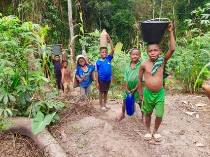 Comunicado Oficial 🔴❗:
Don Luis Iribarne se ha perdido en la selva camerunesa haciendo una expedición en la búsqueda de su primo Jose Luis de la Mojonera, quien fue visto por última vez en la ciudad de Yaundé, capital de Camerún, con 4 negras y 3 enanos con botellas. Se postpone la corrección de los exámenes hasta nuevo aviso.