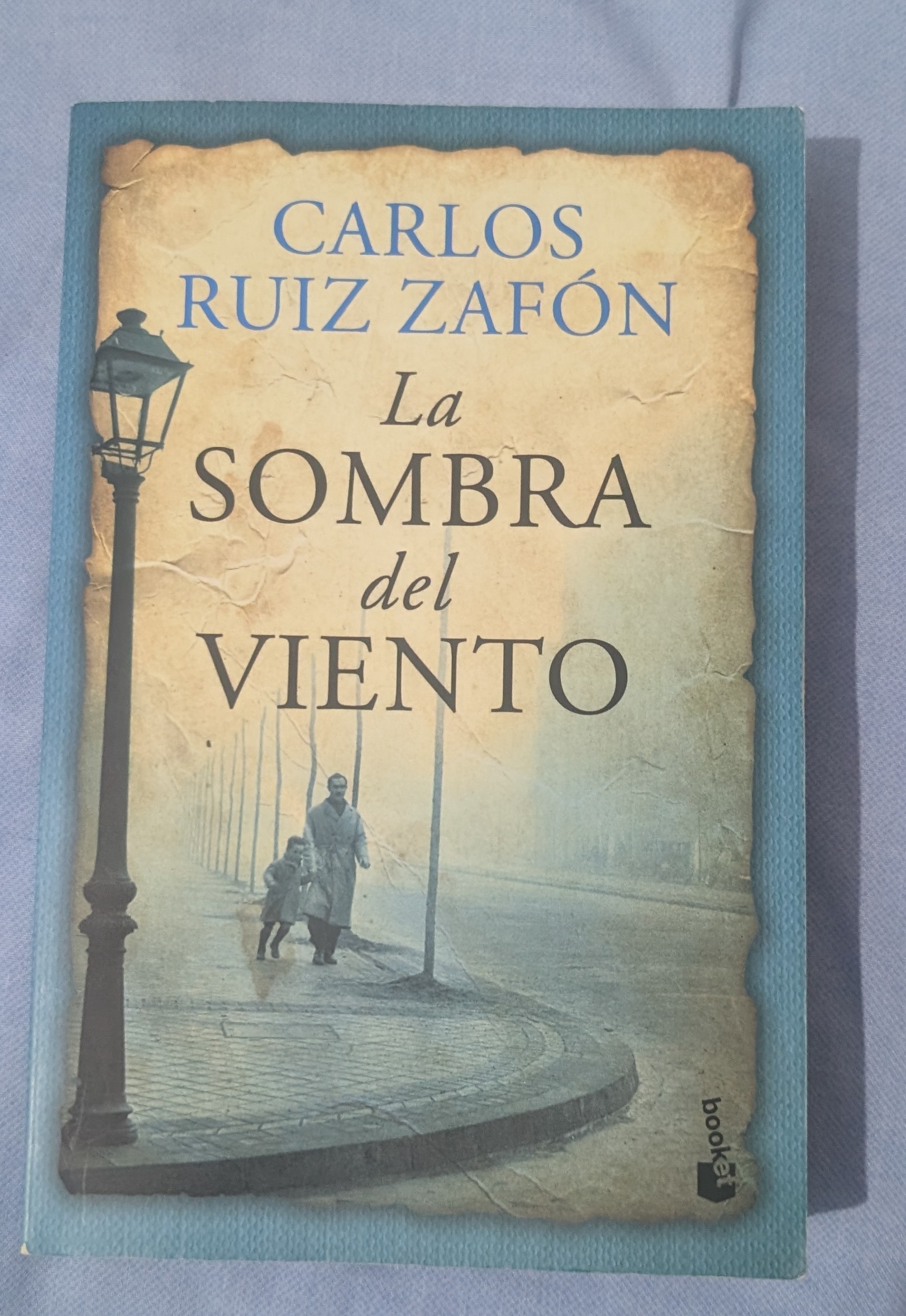 Vendo libro titulado "La Sombra del viento" de Carlos Ruiz Zafon.
En perfecto estado.
Precio: 10 euros