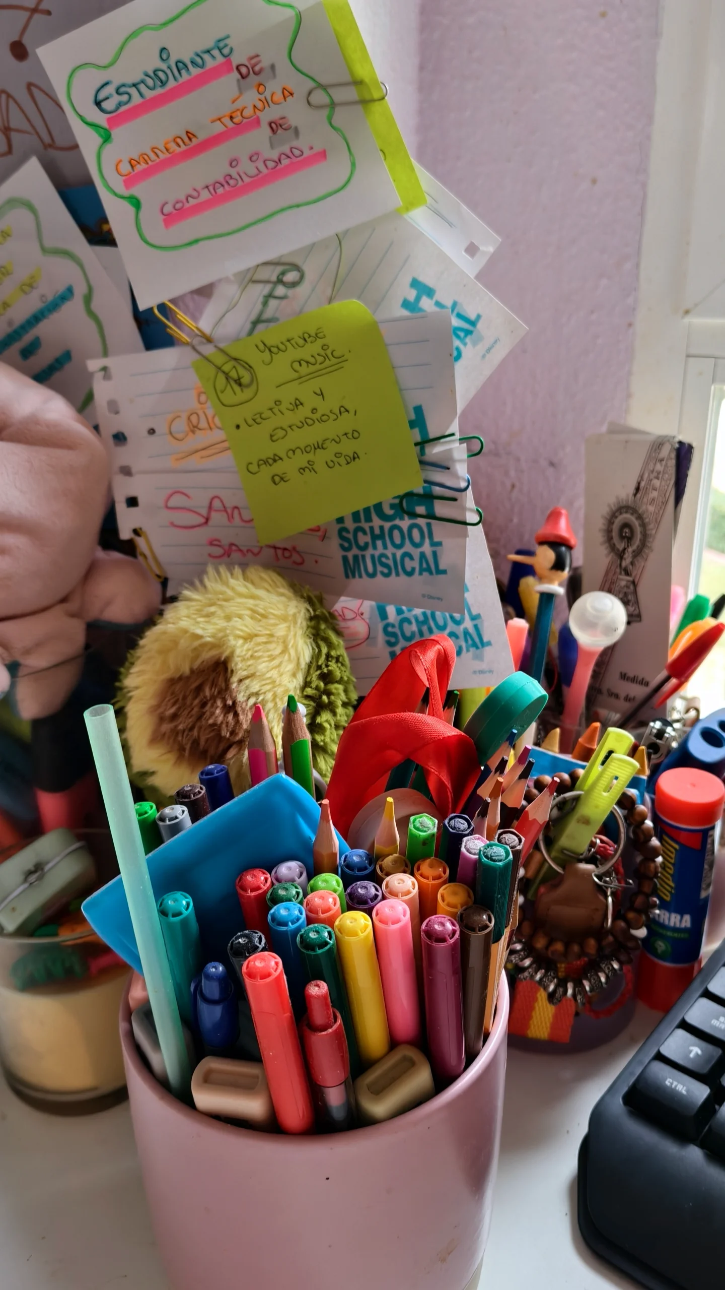 ***Estudiando desde casa virtualmente desde la escuela superior técnica de Ofimática, aprobada. Soy millonaria infantil.