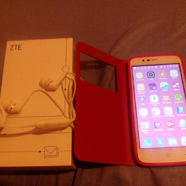 El teléfono de youtube music, con temario +18.