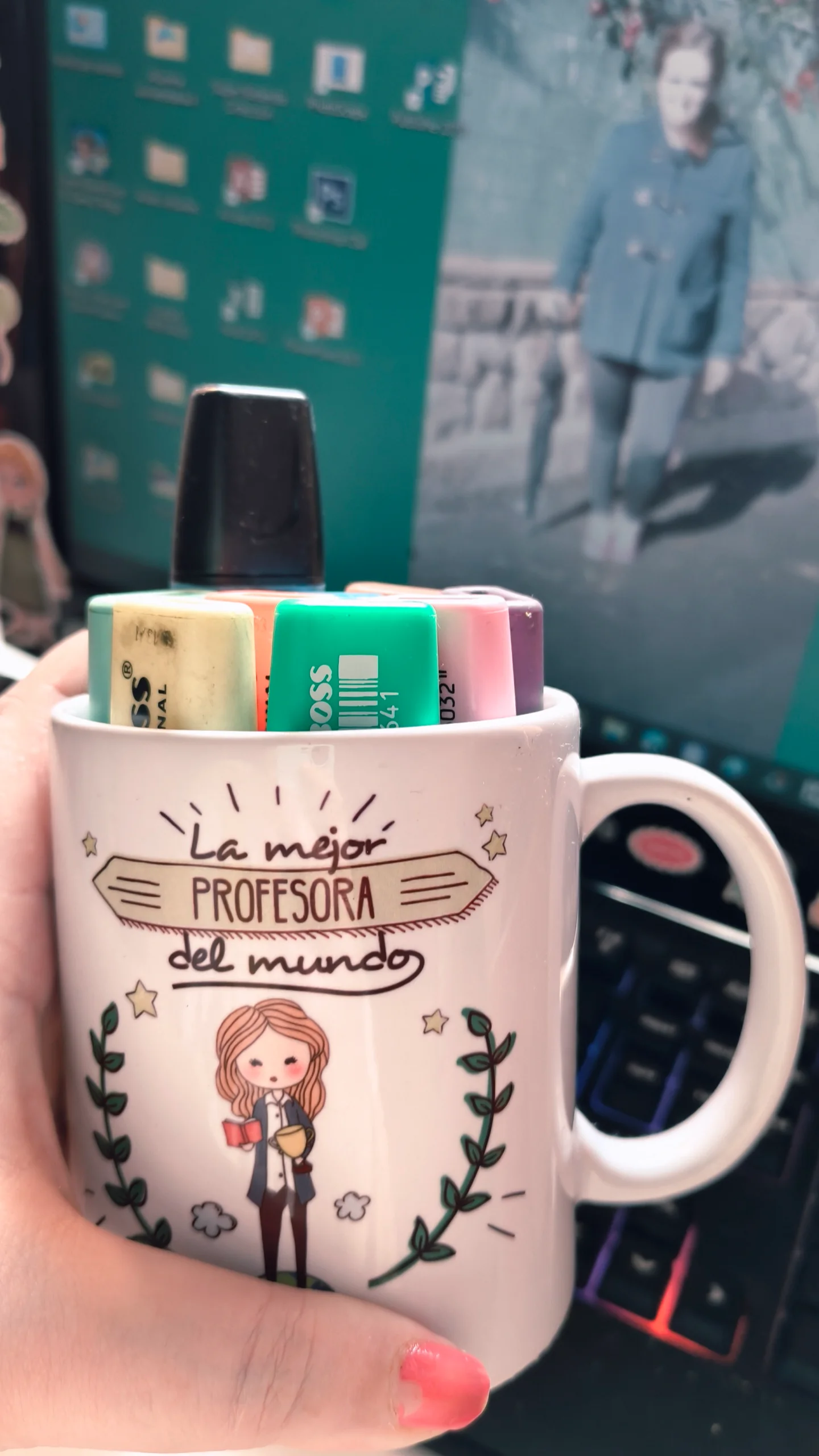 ***Estudiando desde YouTube music, aprobados. De la escuela superior técnica de Ofimática verde juvenil.